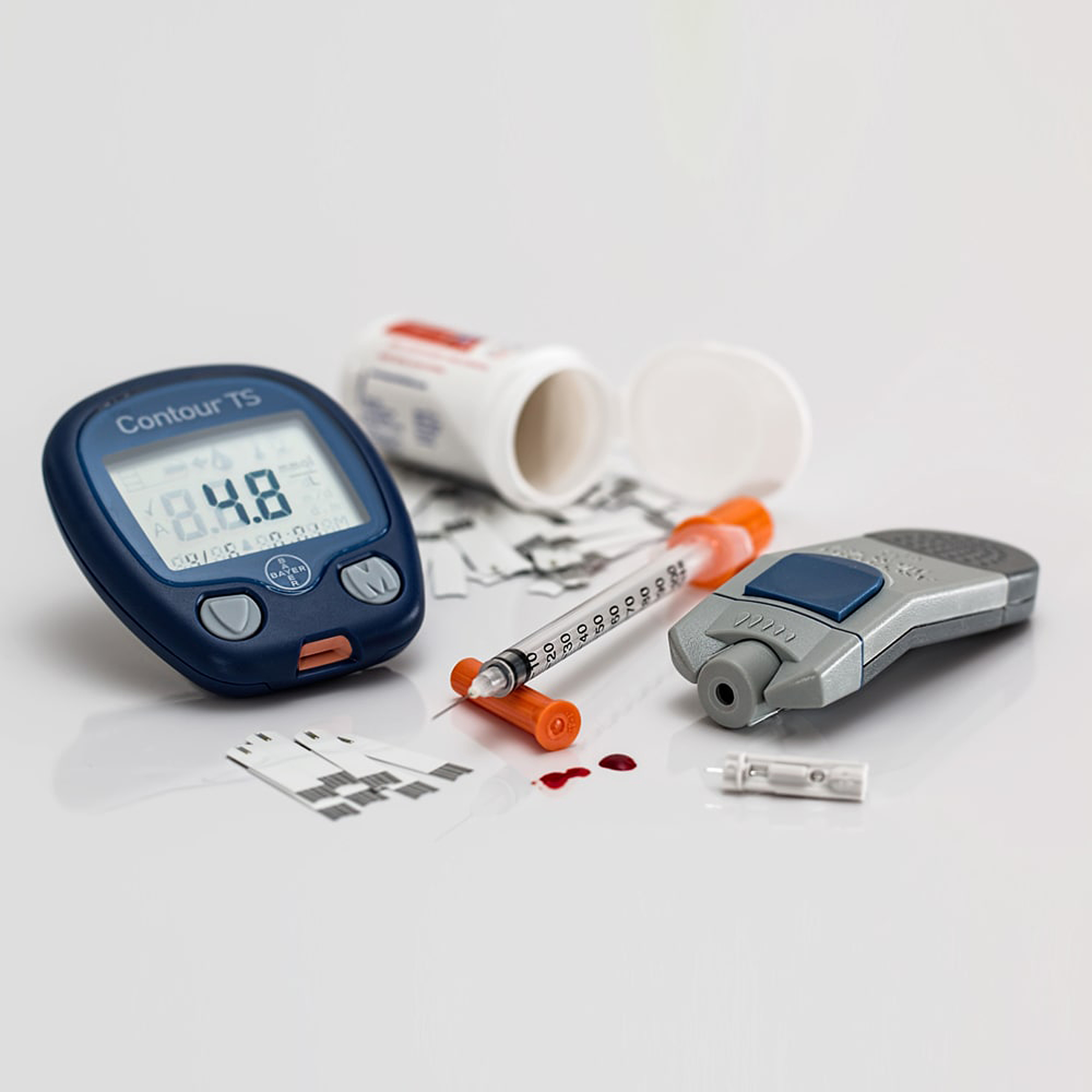 Diabete, misuratore di glicemia, siringa di insulina e compresse