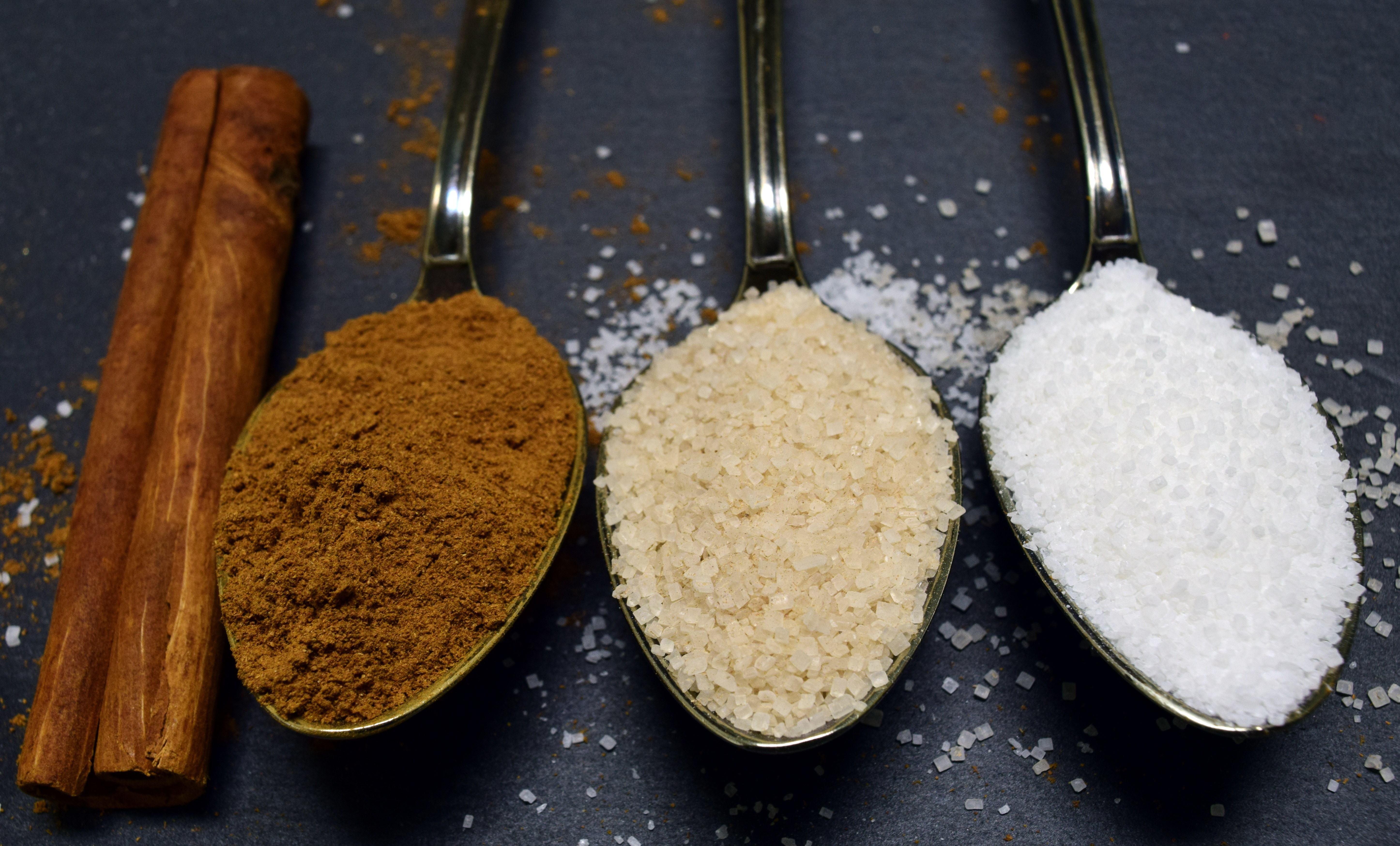 Qual è la differenza tra dolcificante e sostituto dello zucchero?