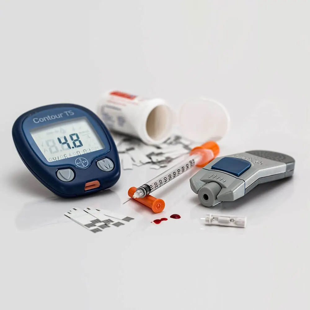 Diabete, misuratore di glicemia, siringa di insulina e compresse